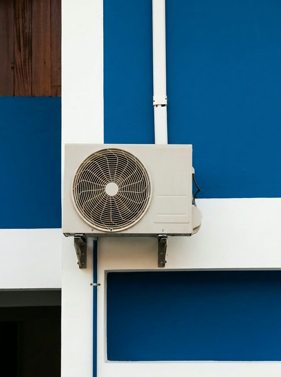 Unidad exterior de aire acondicionado instalada en fachada